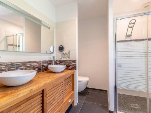une salle de bain avec deux lavabos et un WC dans l'établissement Villa d'exception pour 10 pers avec piscine chauffée et parking privé à Labenne - FR-1-791-28, à Labenne
