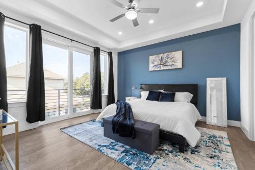 a bedroom with blue walls and a bed and a window at Spacious Houston 3Bed3 Bath Family Townhome in Houston