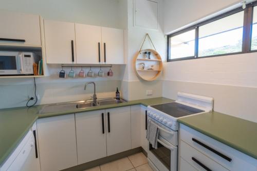 Una cocina o cocineta en 31 at Home - Absolute Beachfront