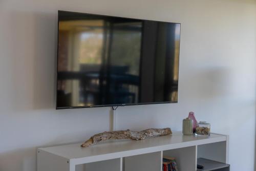 Una televisión o centro de entretenimiento en 31 at Home - Absolute Beachfront