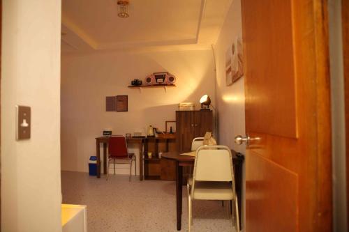 a room with a table and chairs and a kitchen at Pyeongtaek 1981 in Pyeongtaek