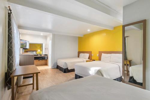 Postel nebo postele na pokoji v ubytování Hotel H-Wood