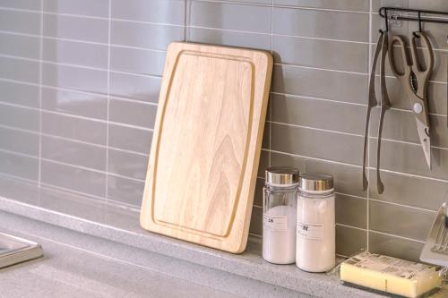 a wooden cutting board sitting on a shelf in a bathroom at 인천 간석동 머니스테이 in Incheon