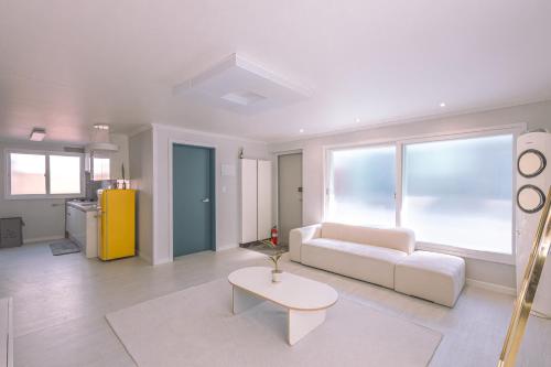 a living room with a white couch and a table at 인천 간석동 머니스테이 in Incheon