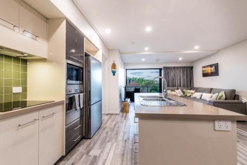 Η κουζίνα ή μικρή κουζίνα στο Malo - Three-Bedroom Beachside Escape in Agnes Water, with Heated Communal Pool