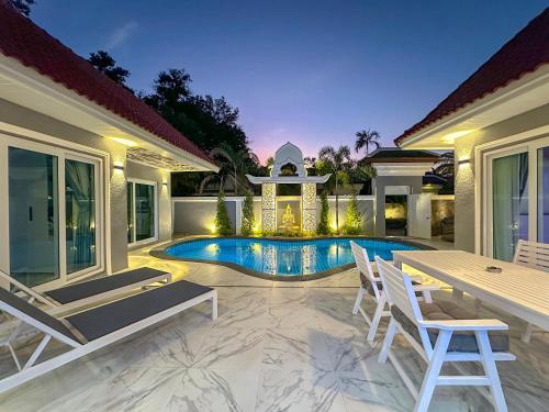 乔木提恩海滩VIEW TALAY VILLAs POOL 67, JOMTIEN BEACH, PATTAYA的夜晚带泳池的别墅