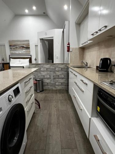 Una cocina o cocineta en Gallery Walk Chalets - Tamborine Mountain
