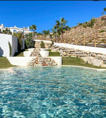 Paradisiacal 3 BDRM Apt with Sea Views, Gym & Spa