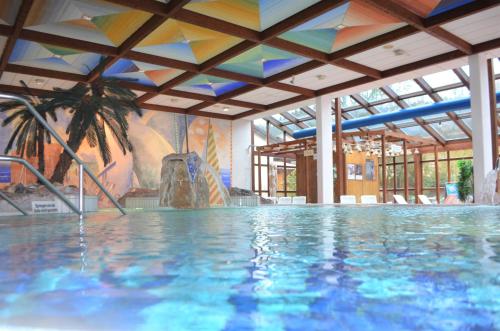 Bazén v ubytování WAGNERS Hotel im Frankenwald nebo v jeho okolí