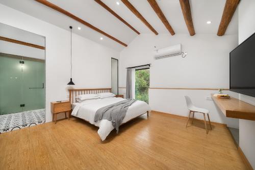 厦门Gulangyu Sunlit Rock Garden Resort的一间卧室配有一张床和一张书桌