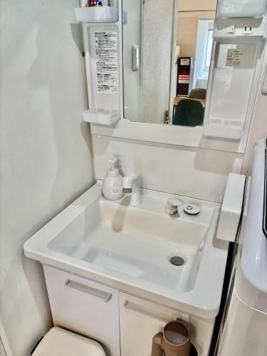 Bilik mandi di GoodStay401