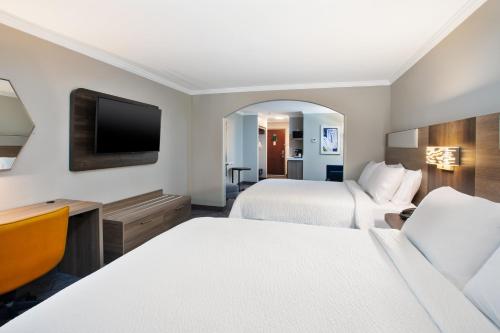 Ένα ή περισσότερα κρεβάτια σε δωμάτιο στο Holiday Inn Express Hotel & Suites - Sumter by IHG