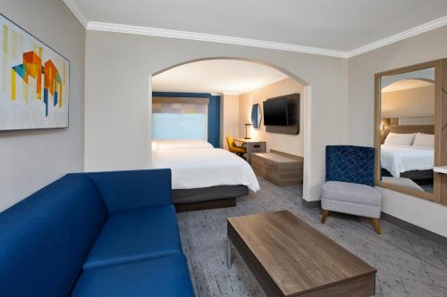 Ένα ή περισσότερα κρεβάτια σε δωμάτιο στο Holiday Inn Express Hotel & Suites - Sumter by IHG
