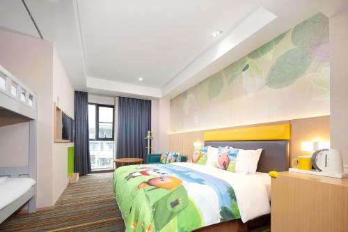 a bedroom with a large bed in a room at Holiday Inn Express Emei Mountain by IHG in Emeishan