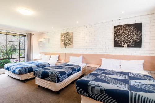 una camera con 3 letti di Bristol Hill Motor Inn a Maryborough