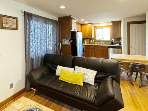 ein Wohnzimmer mit einer Ledercouch in einer Küche in der Unterkunft Fremont & Woodland Park Zoo Cozy Living in Seattle