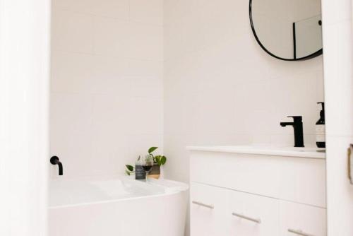 Bilik mandi di Luxurious terrace home in heart of Bendigo