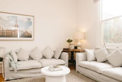 Ruang duduk di Luxurious terrace home in heart of Bendigo