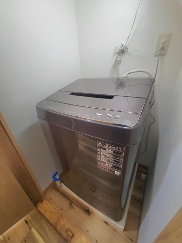 a toaster oven in a corner of a room at 古民家　鈴乃家～SUZUNOYA　８名まで滞在可　船橋駅の隠れ宿 in Funabashi