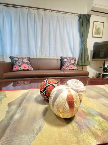 a living room with two balls on the floor at 古民家　鈴乃家～SUZUNOYA　８名まで滞在可　船橋駅の隠れ宿 in Funabashi