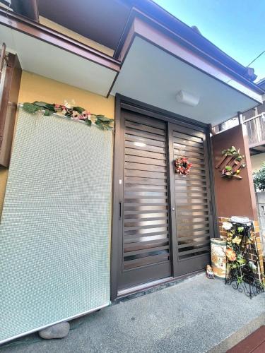 a house with a gate in front of it at 古民家　鈴乃家～SUZUNOYA　８名まで滞在可　船橋駅の隠れ宿 in Funabashi