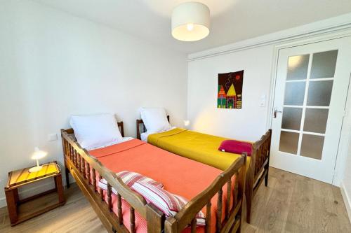 ラルモール・プラージュにあるCharmante maison de standing 1 km des plagesの窓のある部屋にツインベッドが2台