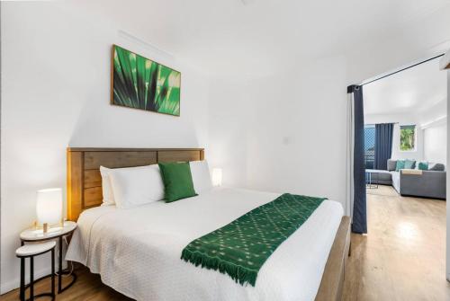 Ένα ή περισσότερα κρεβάτια σε δωμάτιο στο Porta Bella - Euro Elegance meets Modern Flair