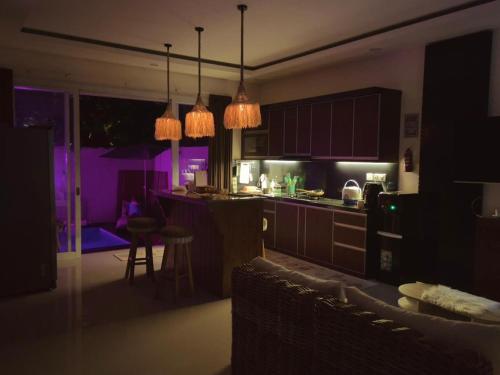 Una cocina o zona de cocina en Pasu Pasu Villa