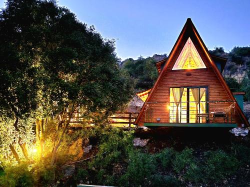 Zahrada ubytování Mountain Glamping Cabin With Kids Playground and Pool