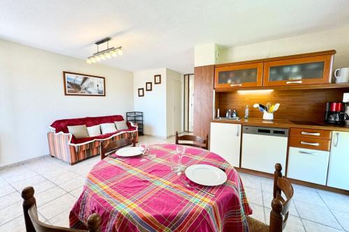 une cuisine et un salon avec une table dans une pièce dans l'établissement Joli appartement cosy Terrasse face à la mer, à Ploemeur