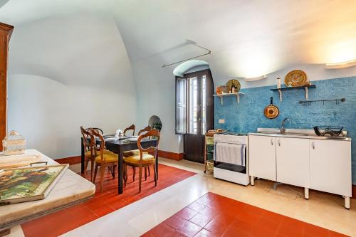 Kuchyň nebo kuchyňský kout v ubytování Nella Apartment With Pool - Happy Rentals