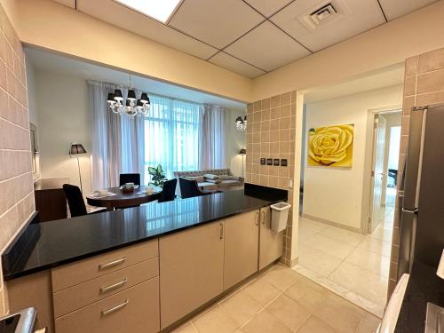 Kuchyň nebo kuchyňský kout v ubytování Stunning 1-Bedroom in The Polo Residence, Meydan
