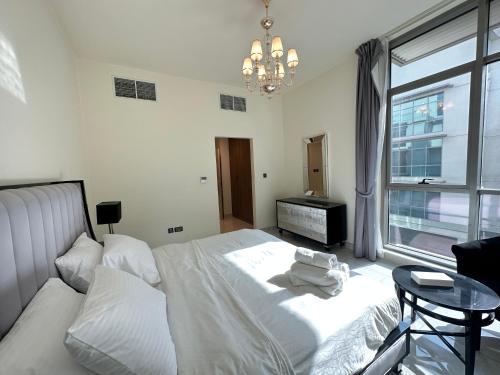 Ένα ή περισσότερα κρεβάτια σε δωμάτιο στο Stunning 1-Bedroom in The Polo Residence, Meydan