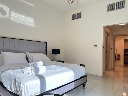 Postel nebo postele na pokoji v ubytování Stunning 1-Bedroom in The Polo Residence, Meydan