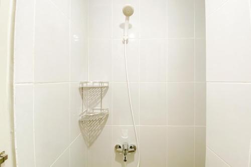 RawalembangModern Look Studio at Tokyo Riverside PIK 2 Apartment By Travelio的浴室里有淋浴喷头的淋浴