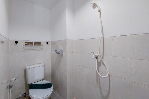 タンゲランにあるFancy and Nice Studio at Urbantown Serpong Apartment By Travelioのシャワーとトイレ付きのバスルーム