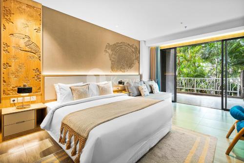 Un dormitorio con una cama grande y una ventana grande. en Moriya by Kozystay - Nusa Dua, en Nusa Dua