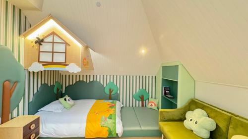 Ένα ή περισσότερα κρεβάτια σε δωμάτιο στο NARADA Resort Shanghai Hotel Disney Store