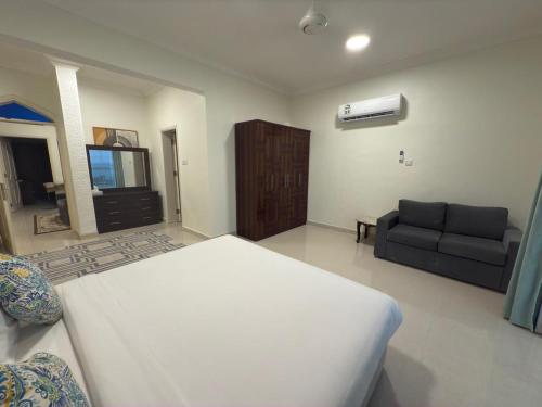 Кровать или кровати в номере Salalah golden villa