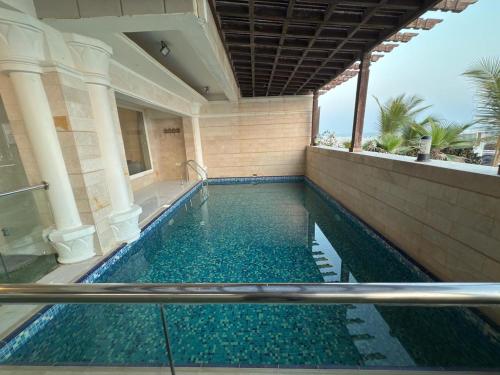 Bazén v ubytování Salalah golden villa nebo v jeho okolí