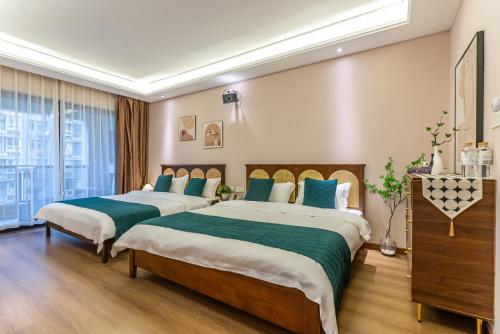 two beds in a hotel room with at Mist Nest Apartment in Chongqing