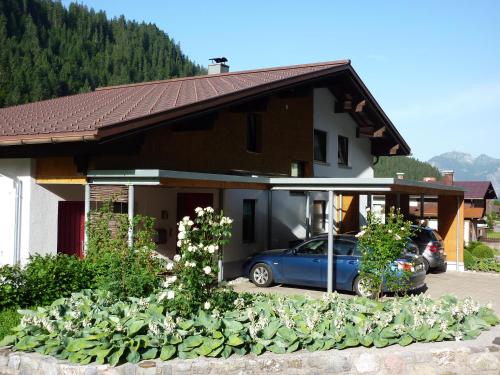 a blue car parked in front of a house at Haus Christopherus in Klösterle am Arlberg
