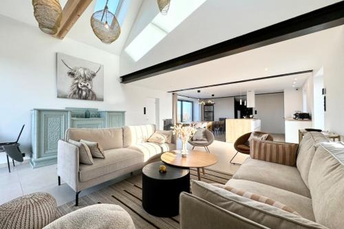 un salon avec un canapé et une table dans l'établissement Exceptionnel ! Longère rénovée Archi Cocooning, à Plouhinec