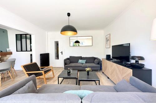 TV a/nebo společenská místnost v ubytování Maison Hyper Cocooning Proche des plages