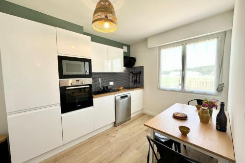 Kuchyň nebo kuchyňský kout v ubytování Maison Hyper Cocooning Proche des plages