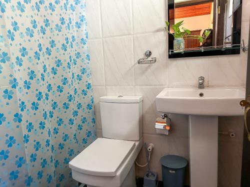 ein Badezimmer mit Toilette und Waschbecken in der Unterkunft Elmwon Heritage in Matara