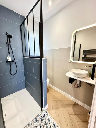 une salle de bain avec douche et lavabo dans l'établissement Lovely ! Duplex de standing neuf 250m des plages, à Larmor-Plage