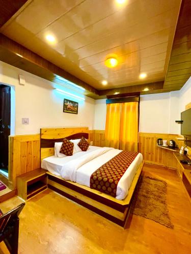 a bedroom with a large bed in a room at Hotel Rollingrang in Kalpa