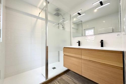 a bathroom with a shower and a sink at Maison de pêcheur Rénovée À 50m des plages in Riantec