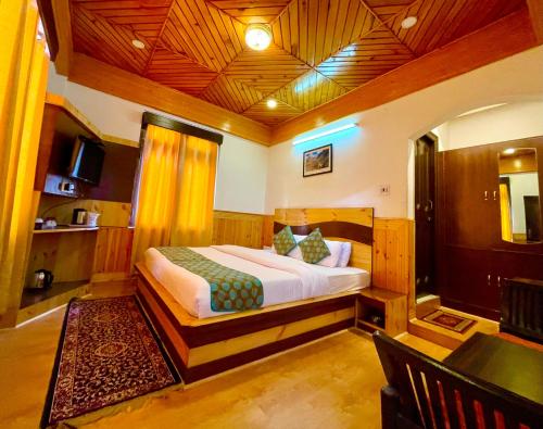 a bedroom with a large bed in a room at Hotel Rollingrang in Kalpa